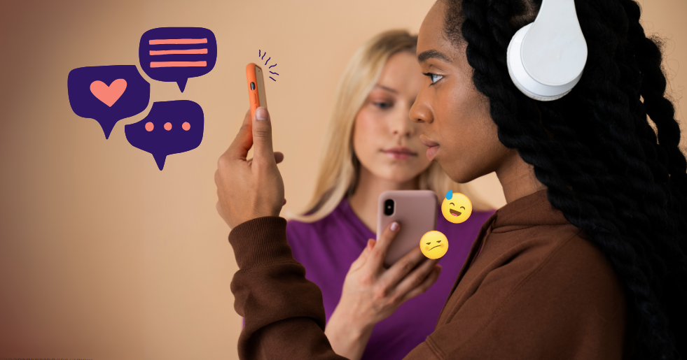 Foto de duas garotas navegando no celular, a da frente é uma jovem negra, e a de trás uma mulher loira. A face delas não esboça sentimentos, mas é possível monitorar o sentimento de suas reações através das redes sociais que elas navegam pelo social listening.